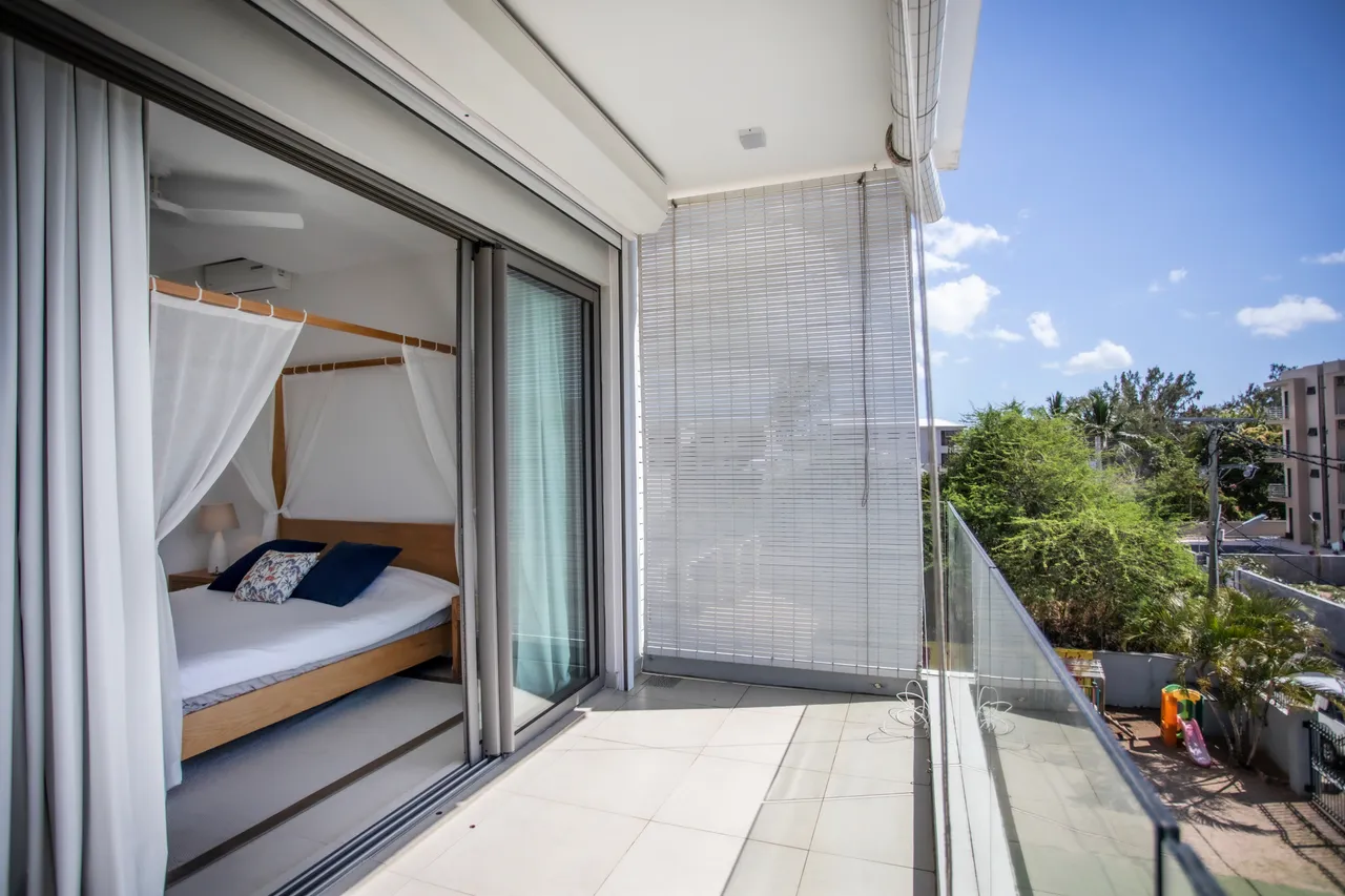 Balcon avec vue dégagée et espace confortable pour se détendre. Accès direct depuis la chambre.