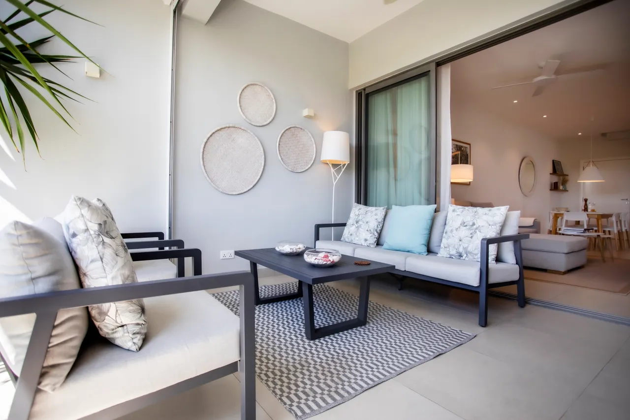 Balcon spacieux avec mobilier confortable et vue dégagée. Parfait pour se détendre.
