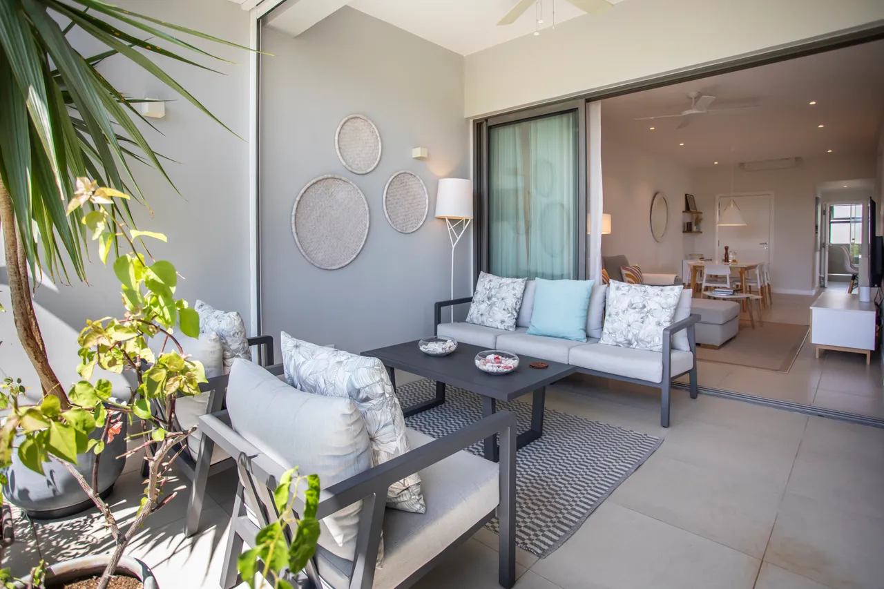 Espace extérieur avec mobilier de jardin. Plantes en pot ajoutent une touche naturelle.