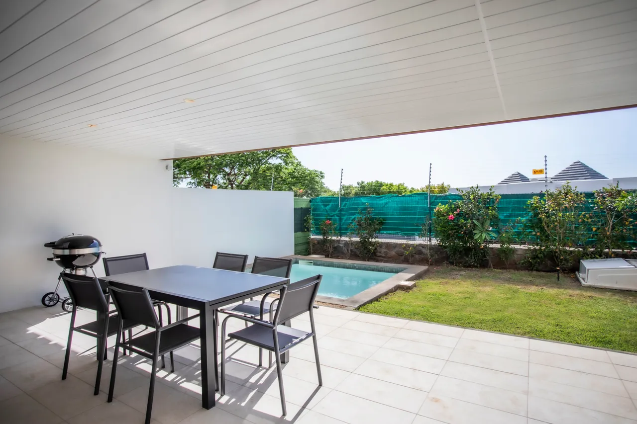 Terrasse, table et piscine