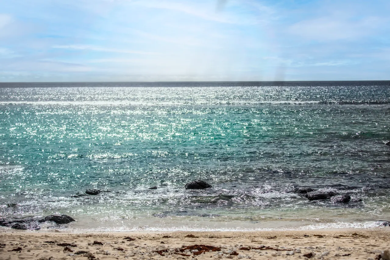 Plage de sable fin avec eaux claires et accès direct à la mer. Ambiance calme et naturelle.