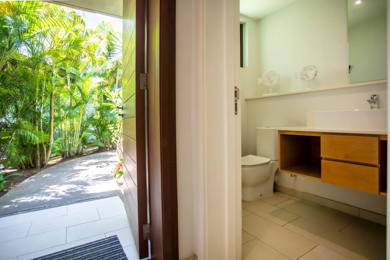 Toilettes avec un lavabo moderne et meuble de rangement intégré.