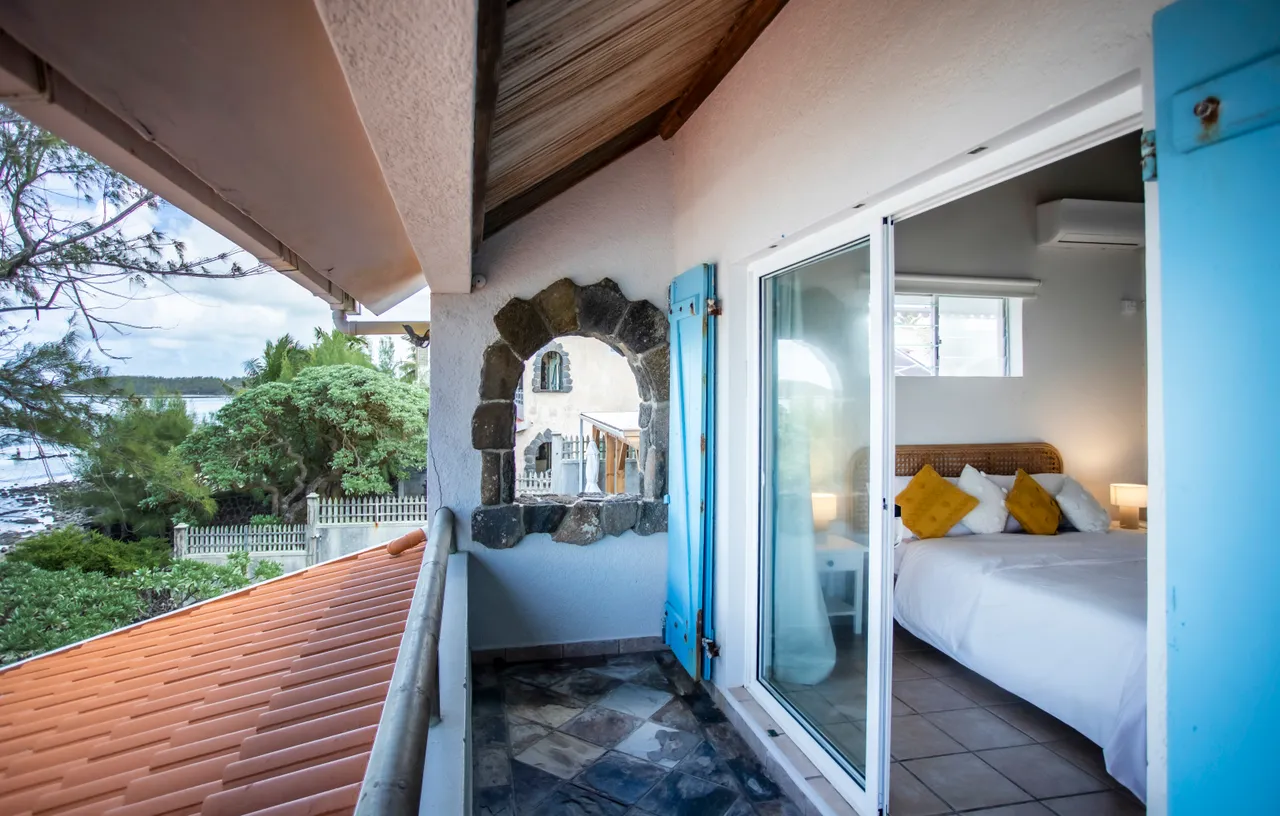 Balcon. Accès depuis la chambre, vue sur la mer et éclairage naturel. Revêtement de sol en carrelage.