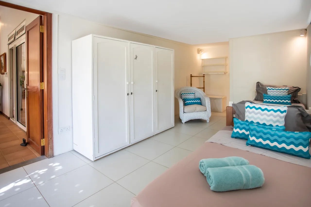 Chambre avec lit double, espace de rangement et décoration sobre.