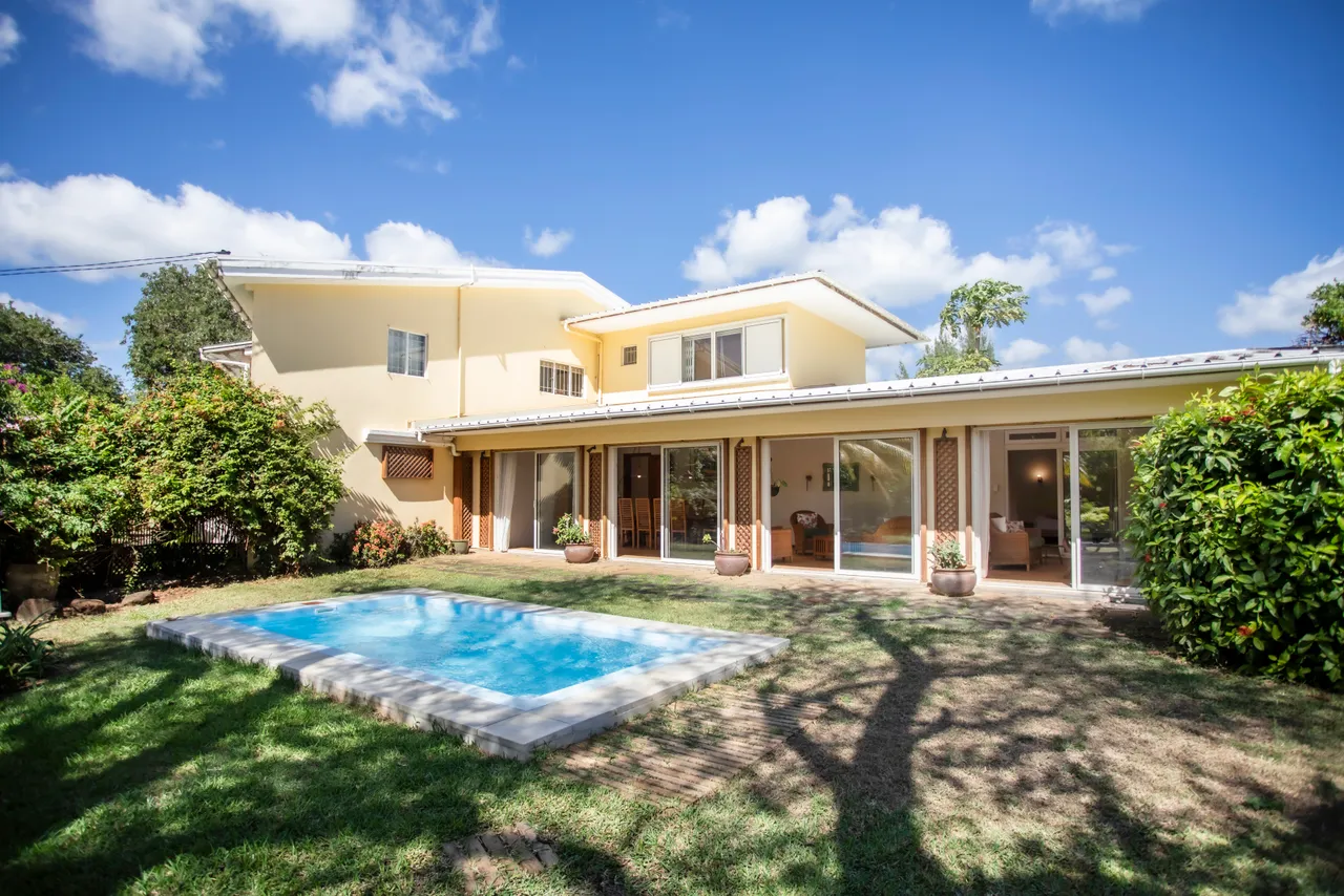 Espace extérieur avec piscine et jardin. Accès direct à la plage à proximité.