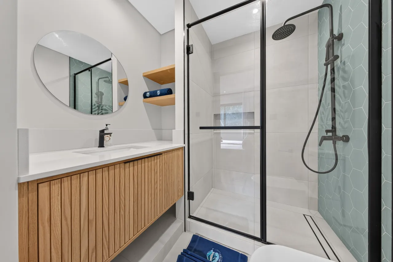 Spacieux duplex en bord de mer avec piscine et vue — Salle de bain 1