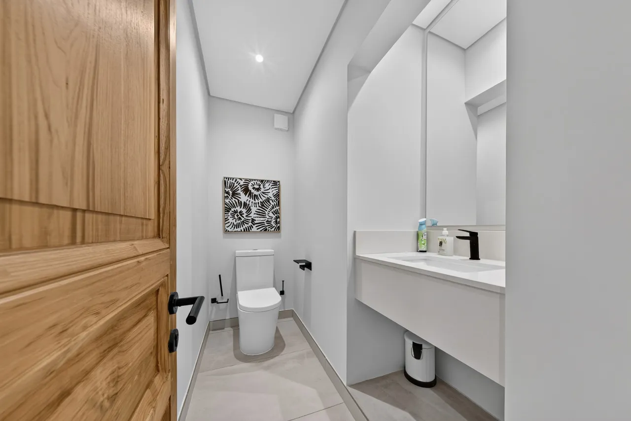 Spacieux duplex en bord de mer avec piscine et vue — Toilettes