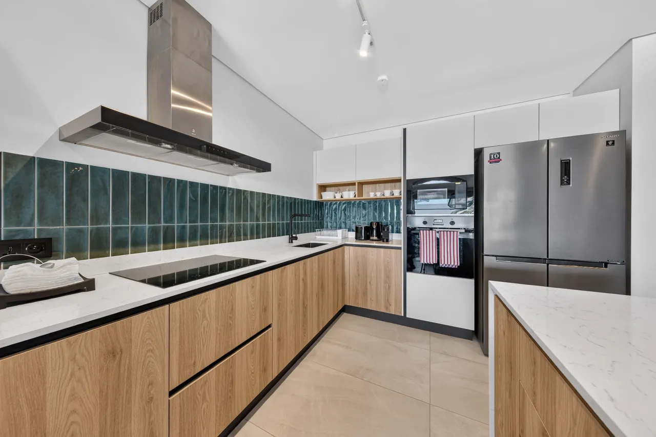 Spacieux duplex en bord de mer avec piscine et vue — Cuisine complète