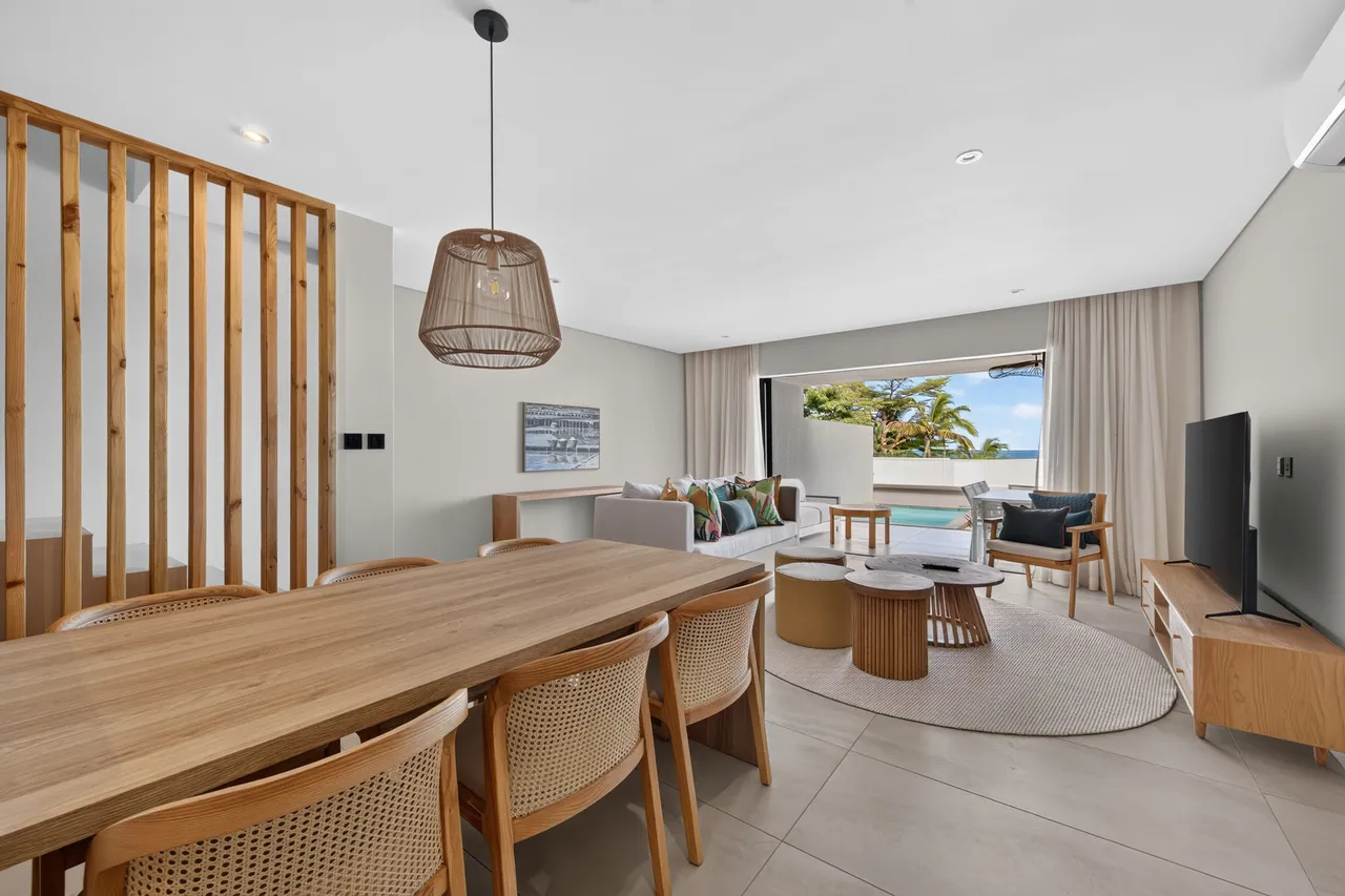Spacieux duplex en bord de mer avec piscine et vue — Espace repas