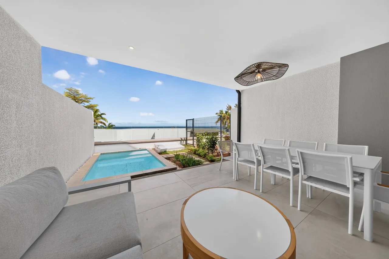 Spacieux duplex en bord de mer avec piscine et vue — Terrasse