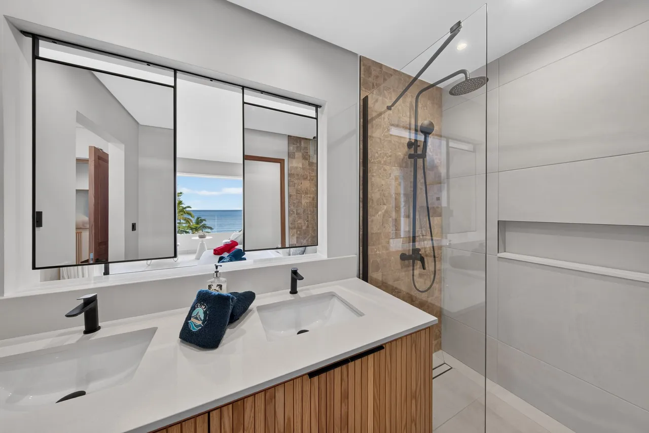 Spacieux duplex en bord de mer avec piscine et vue — Salle de bain 2