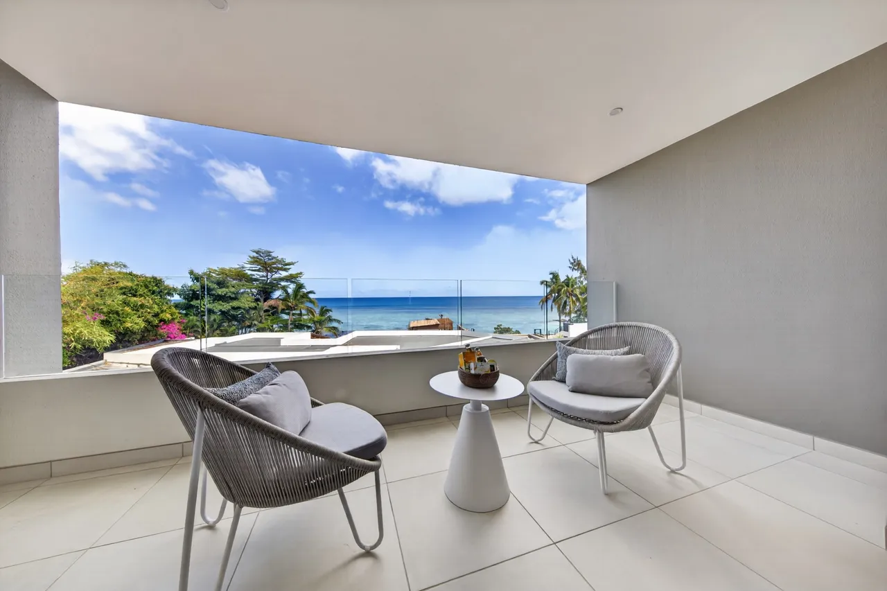 Spacieux duplex en bord de mer avec piscine et vue — Balcon